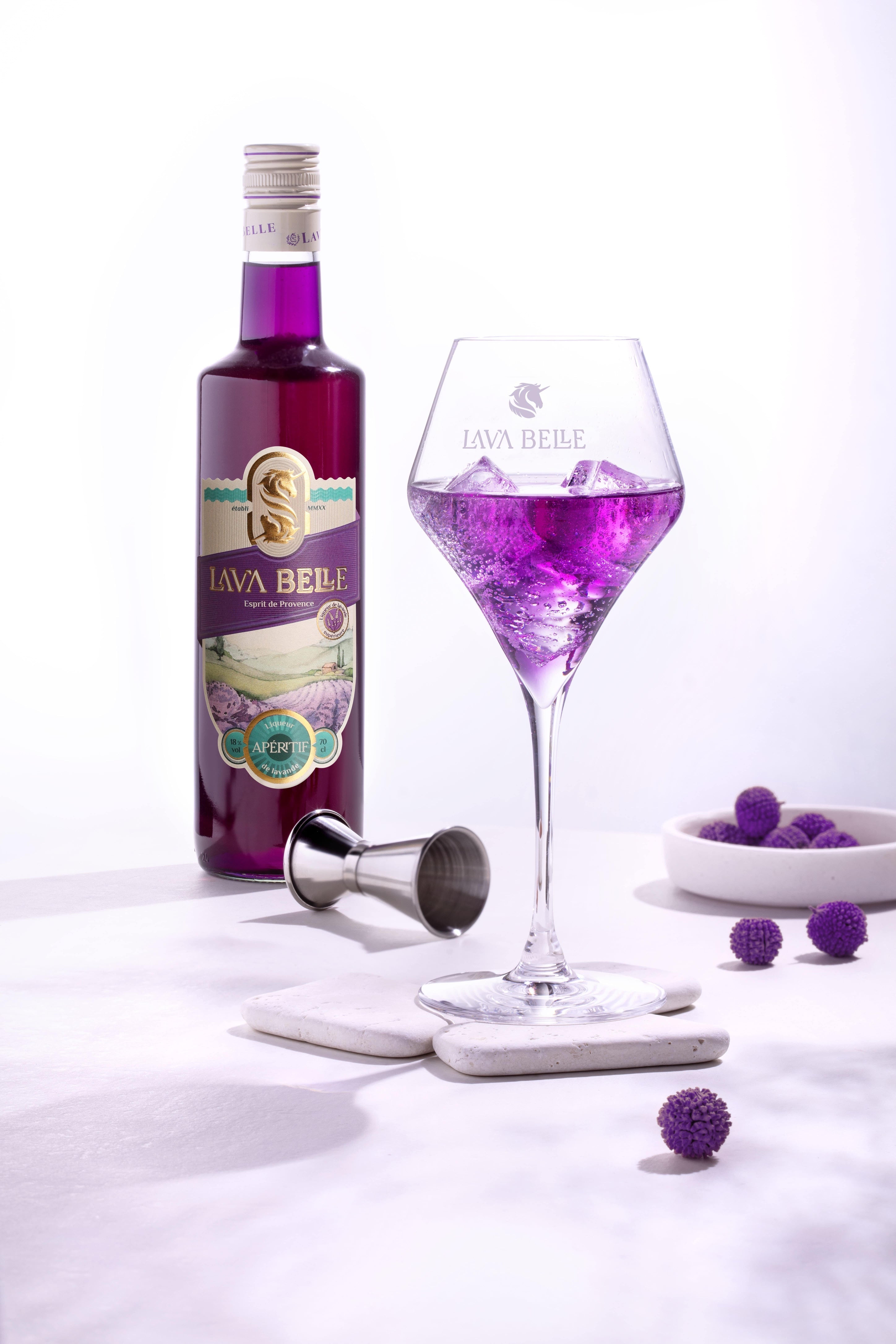 Lav'a Belle Spritz im Glas neben einer Flasche Lav'a Belle Apéritif