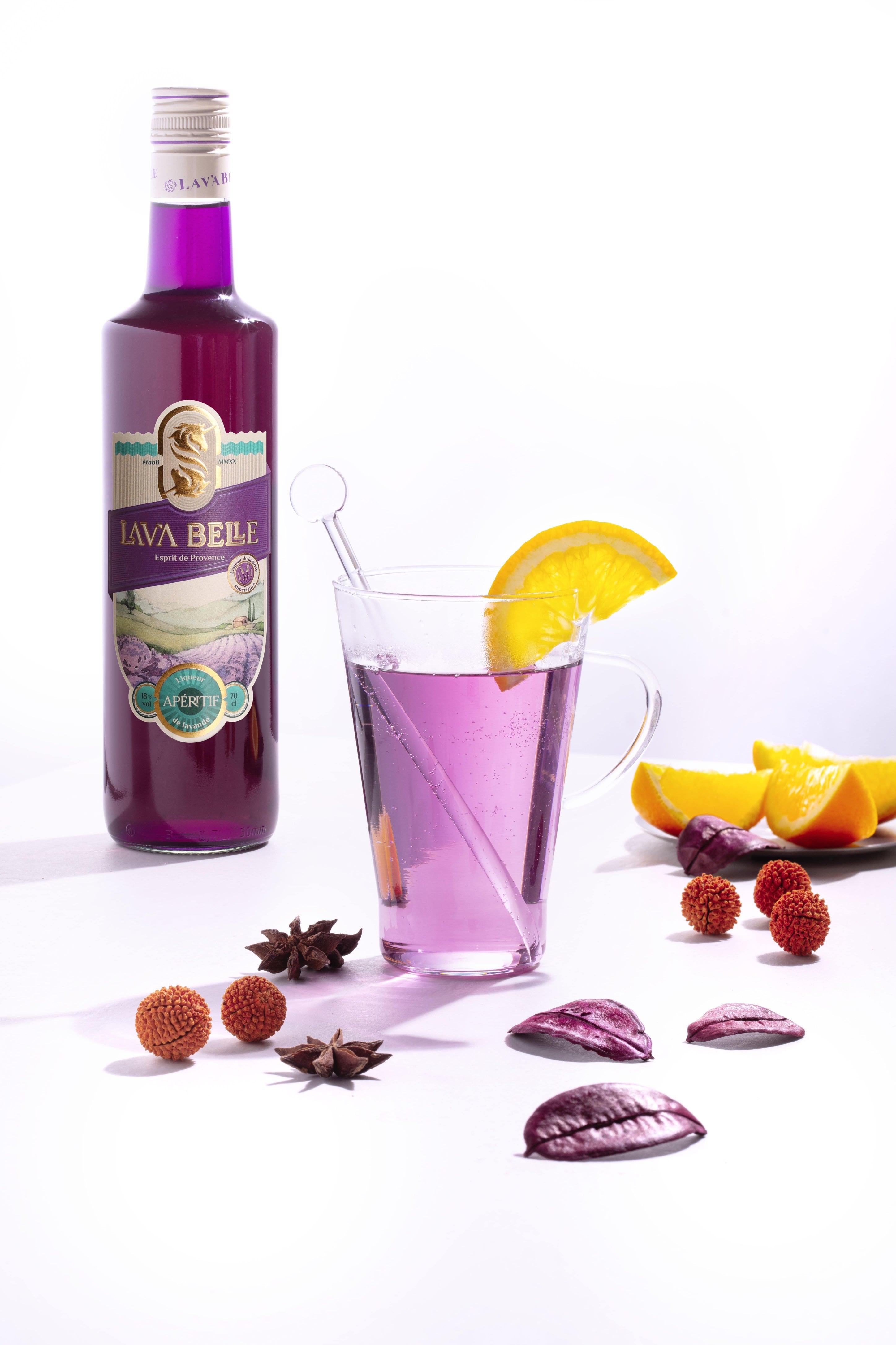 Hot Lav'a Belle: Glühwein mit Lav'a Belle im Glas neben einer Flasche