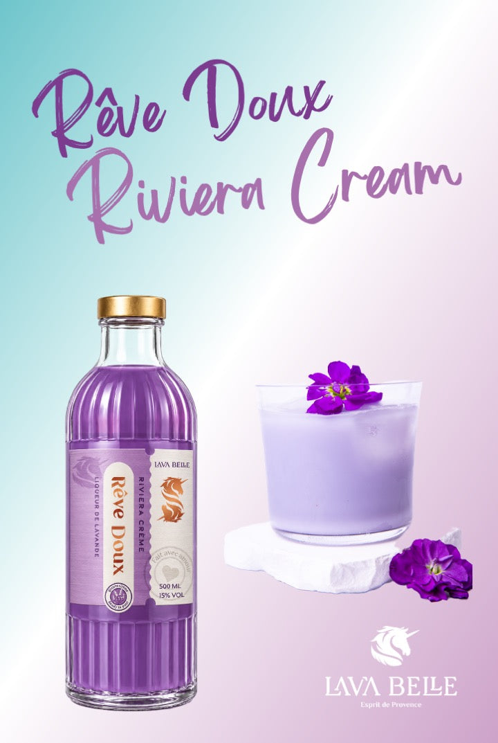 Fles Lav'a Belle Rêve Doux Riviera Crème naast een glas lichtpaarse roomlikeur op ijs, gegarneerd met een paarse bloem